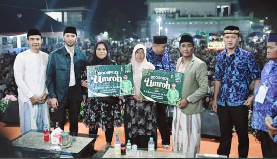 Peringatan Maulid Nabi di Desa Cikuya Solear, Rano Alfath Berikan Dua Hadiah Umrah untuk Warga