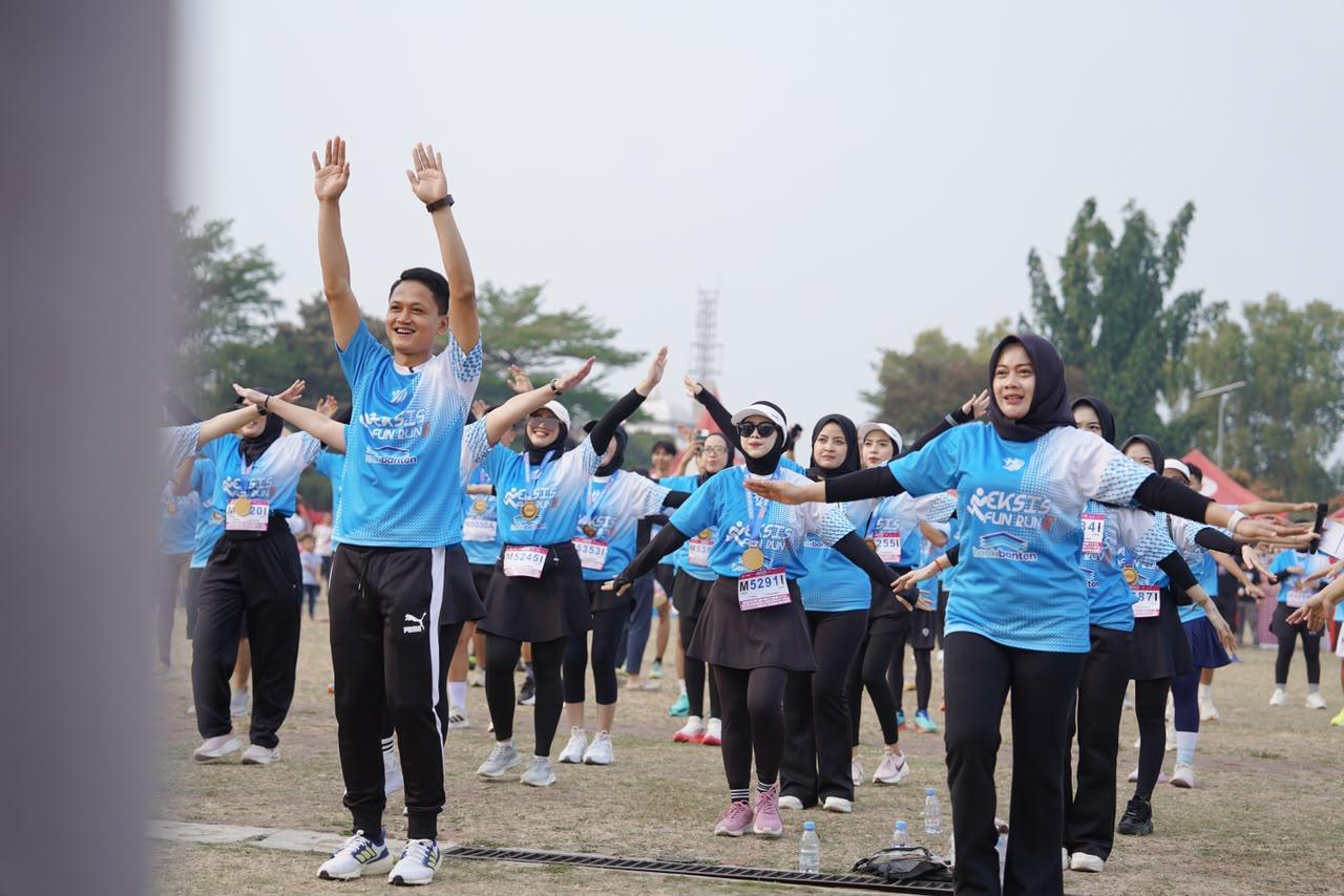 Wabup Iing saat senam bersama warga di Eksis Fun Run Pandeglang.