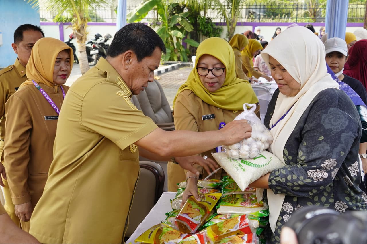 Bupati Maesyal didampingi kadis Resmiyati Marningsih bersama jajarannya saat melayani warga.