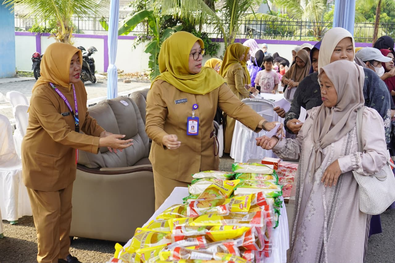 Kadis Resmiyati Marningsih bersama jajarannya saat melayani warga.