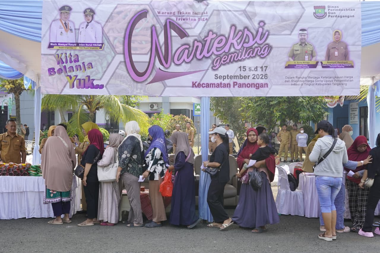Kadis Resmiyati Marningsih bersama jajarannya saat melayani warga.