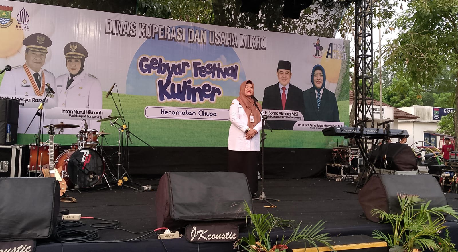 Kepala Dinas Koperasi dan Usaha Mikro (Diskum) Kabupaten Tangerang, Dra. Hj. RD. Anna Ratna Maemunah, M.Si saat membuka Gebyar Festival Kuliner di Kecamatan Cikupa.