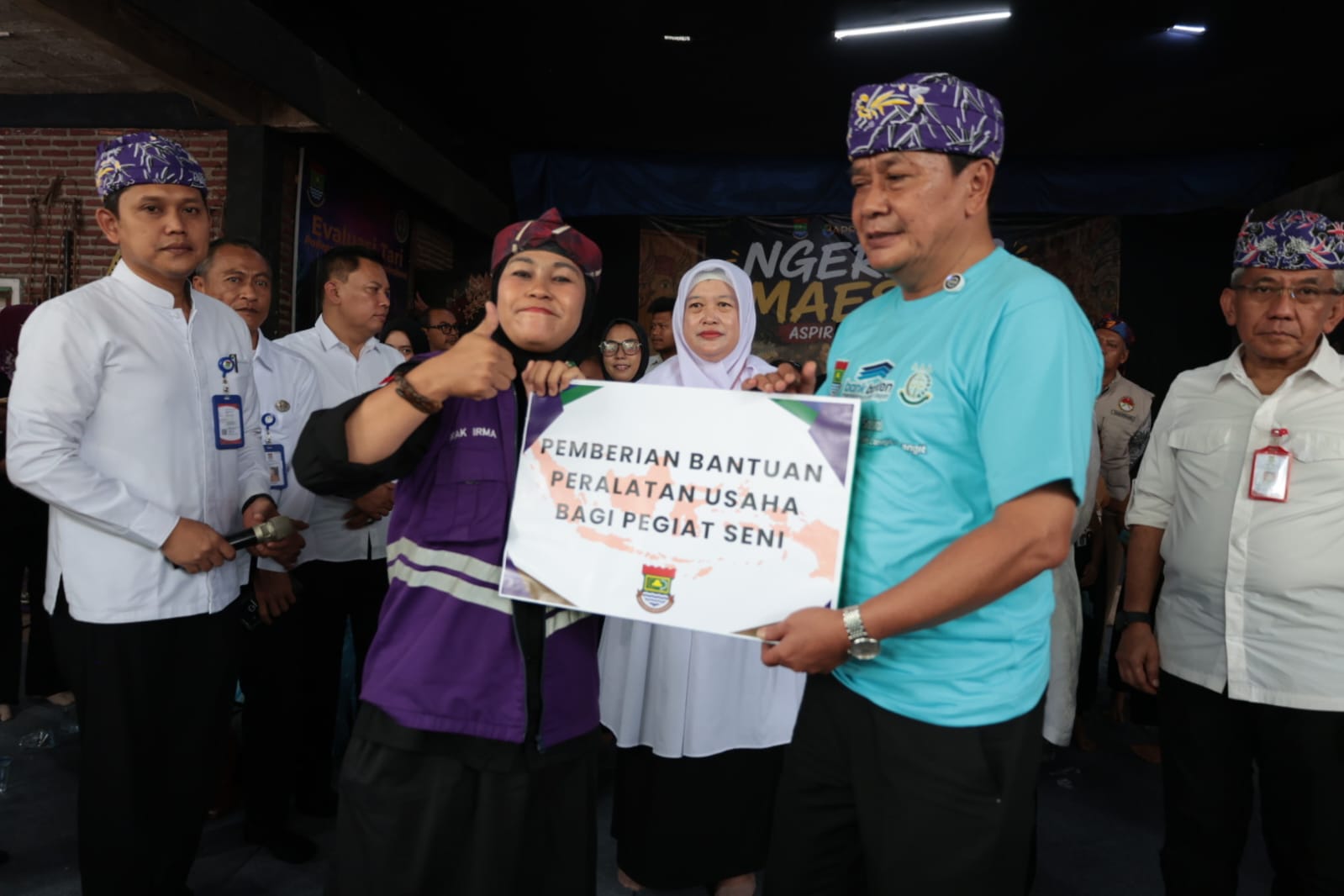Bupati Maesyal saat menyerahkan bantuan untuk pegiat seni.