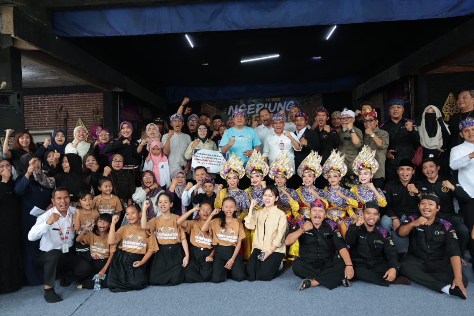 Bupati Maesyal dan jajarannya saat bersama pegiat seni di Jayanti.