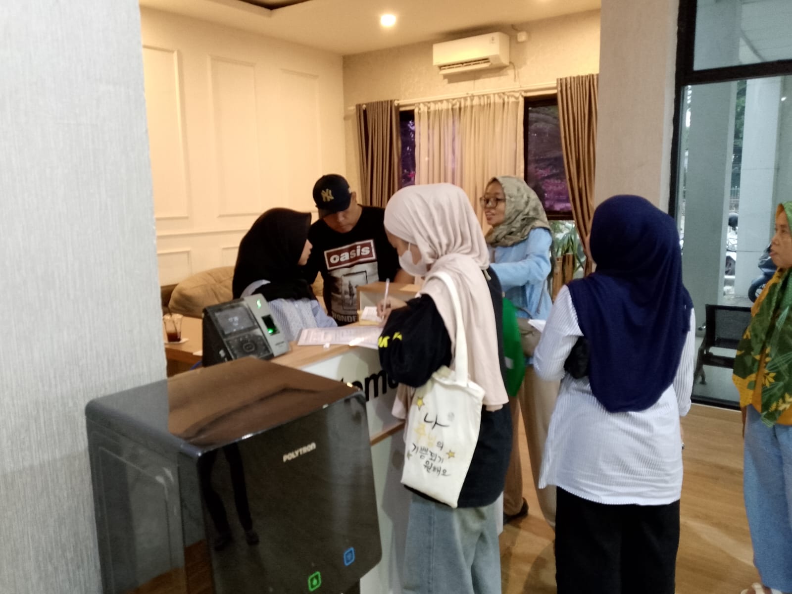 Warga saat mengurus Adminduk di Kecamatan Curug.