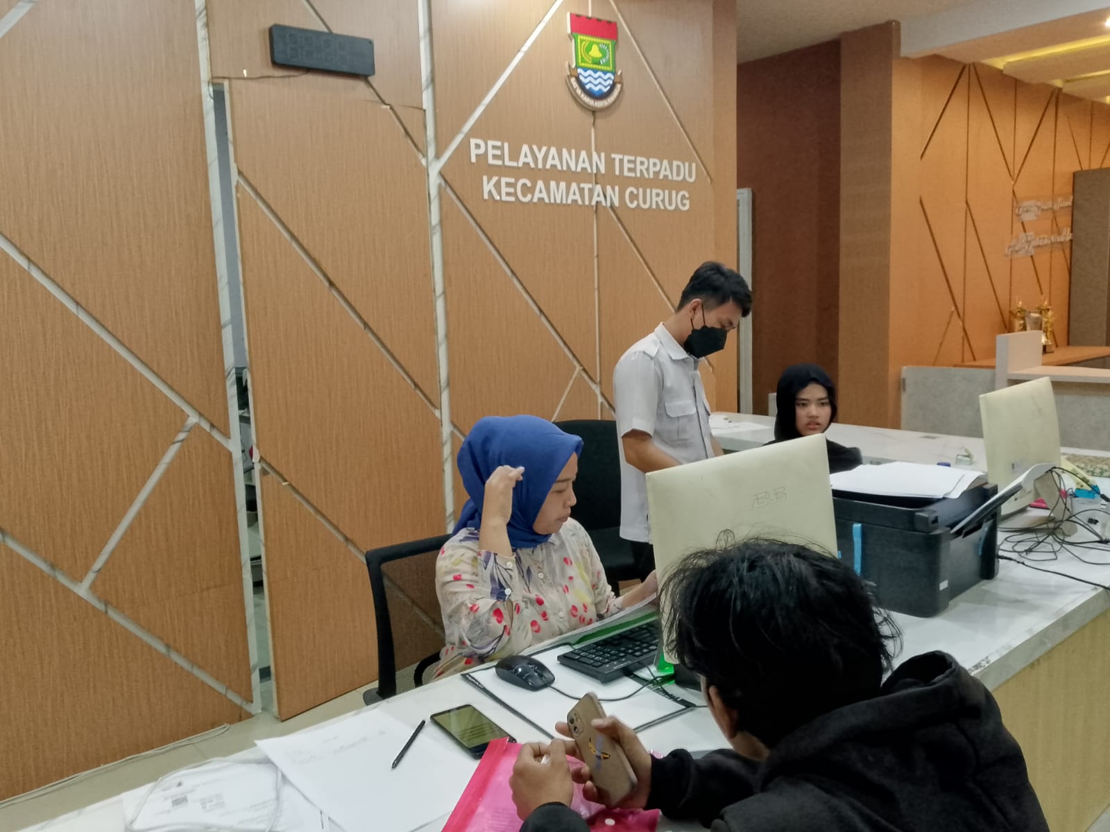 Warga saat mengurus Adminduk di Kecamatan Curug.