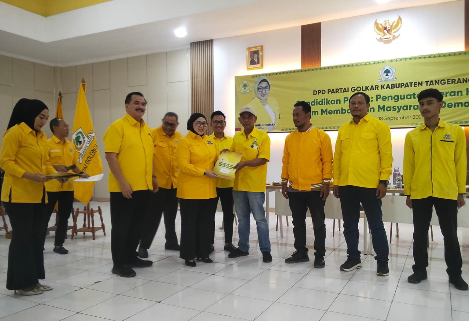 Ketua Intan saat menyerahkan SK Pengurus Kecamatan (PK) Golkar se-Kabupaten Tangerang.