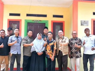 Camat Kelapa Dua Serahkan Hasil Bedah Rumah Program RTLH 2026 kepada Warga