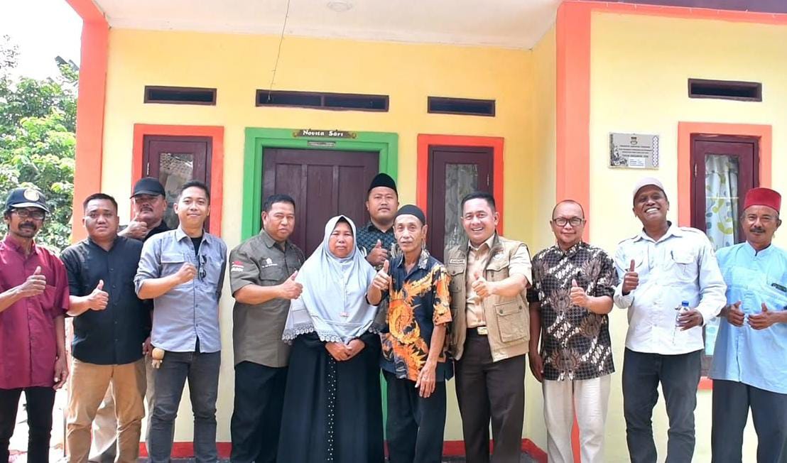 Camat Kelapa Dua Dadang Sudrajat saat menyerahkan hasil program bedah rumah untuk warga.