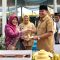Bupati Maesyal, Wabup Intan, Direktur RSUD Balaraja dr. Corah Usman saat potong tumpeng.