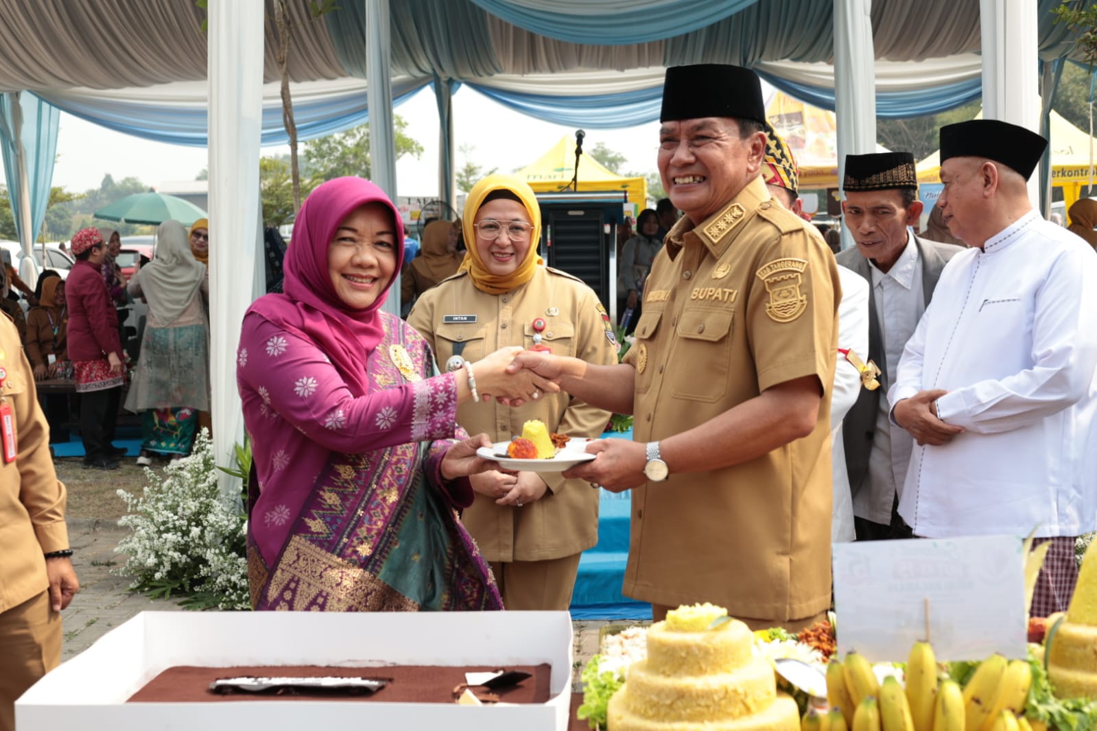 Bupati Maesyal, Wabup Intan, Direktur RSUD Balaraja dr. Corah Usman saat potong tumpeng.