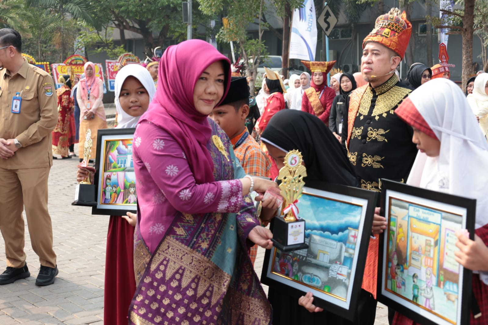 Direktur RSUD Balaraja dr. Corah Usman saat memberikan piagam untuk anak-anak.
