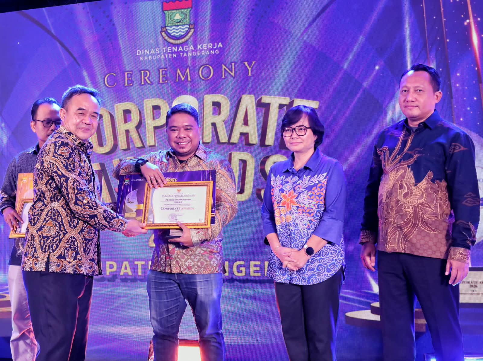 Sekda Soma didampingi Kadisnaker Rudi Lesmana saat menyerahkan piagam penghargaan.