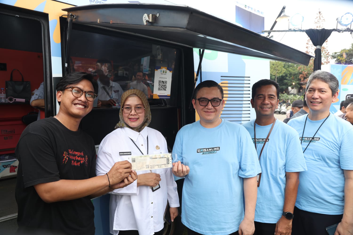 Kepala Bapenda Provinsi Banten Berly Rizki Natakusumah, Asda Rina Dewiyanti bersama pejabat lainnya.