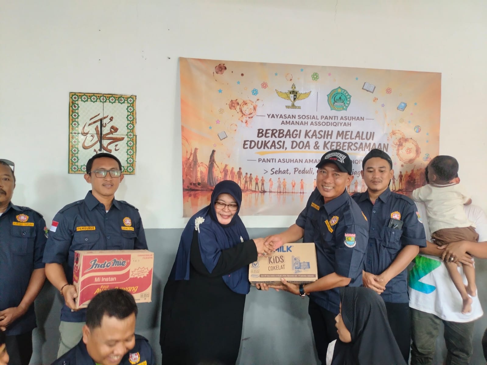 Pengurus Karang Taruna Rajeg saat gelar gelar bakti sosial bersama anak yatim di panti asuhan.
