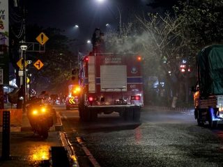 Pemkot Tangsel Semprot Sejumlah Ruas Jalan, Kendalikan Sebaran Abu Vulkanik