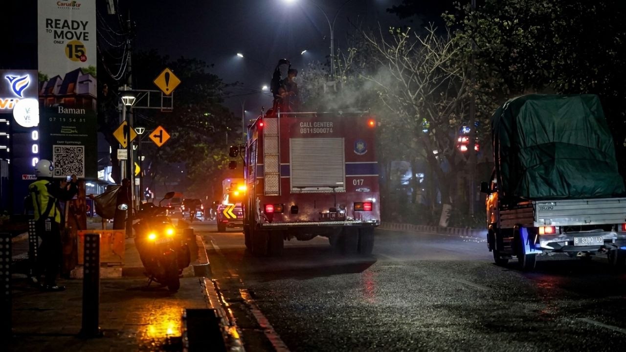 Penyemprotan Air di Jalan Raya Tangsel.