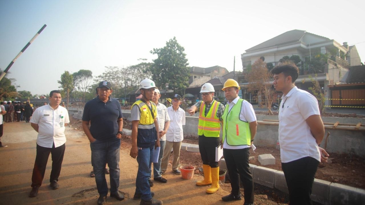 Pilar Saga Ichsan didampingi Kadis Robby Cahyadi saat meninjau proyek di kawasan Bukit Nusa Indah.