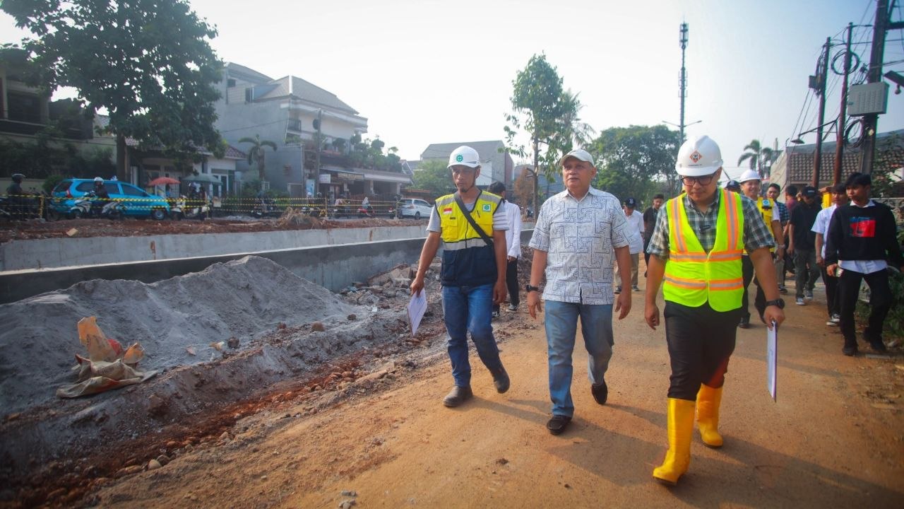 Pilar Saga Ichsan didampingi Kadis Robby Cahyadi saat meninjau proyek di kawasan Bukit Nusa Indah.