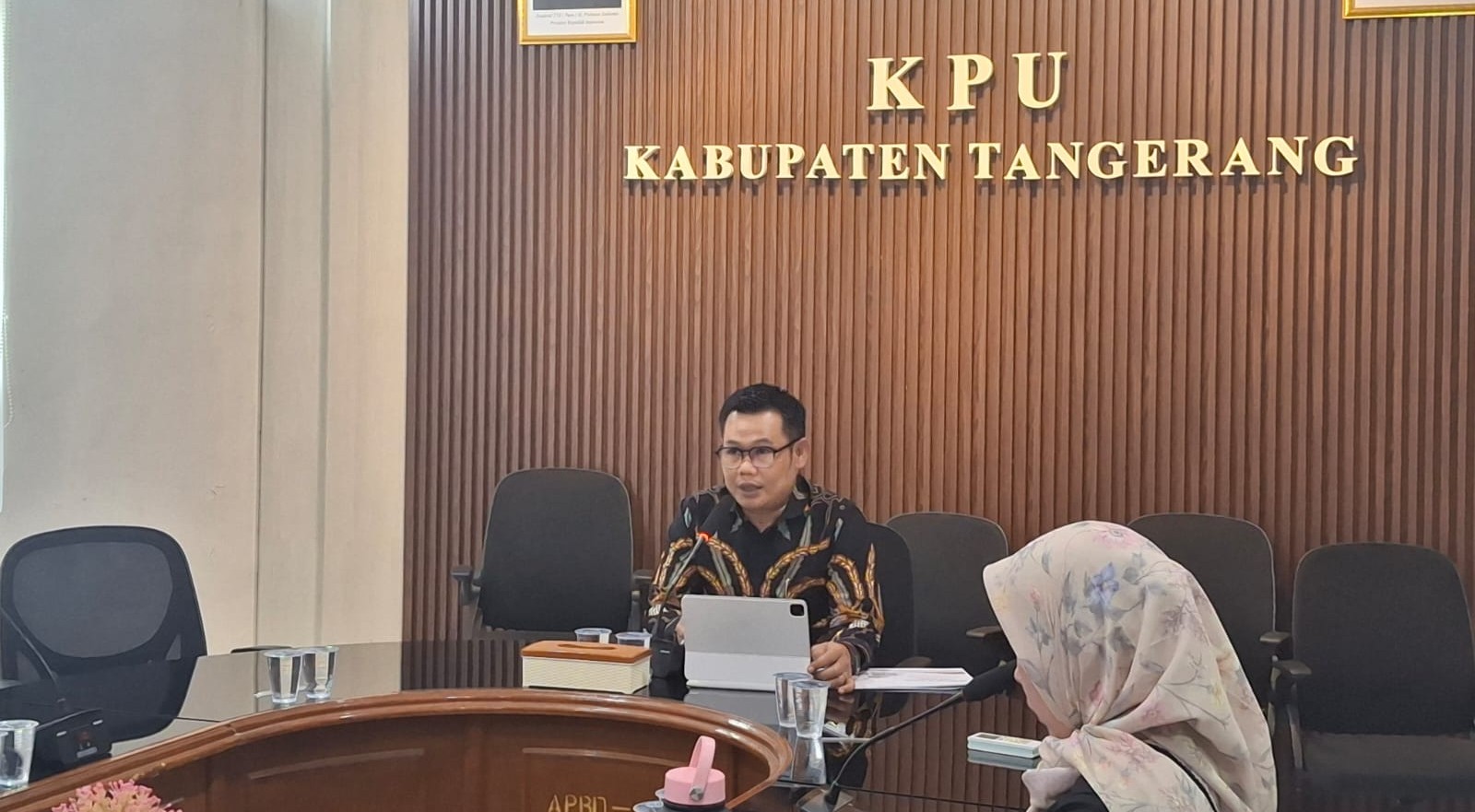 Umar bantah dugaan korupsi hibah Rp7,8 miliar di KPU Kabupaten Tangerang, serta tegaskan transparansi dan penghormatan proses hukum.