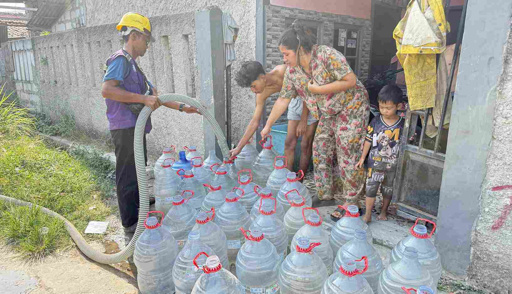 Kekeringan melanda sejumlah wilayah, PERUMDAM TKR distribusikan air bersih dengan mobil tangki untuk membantu warga Kabupaten Tangerang.