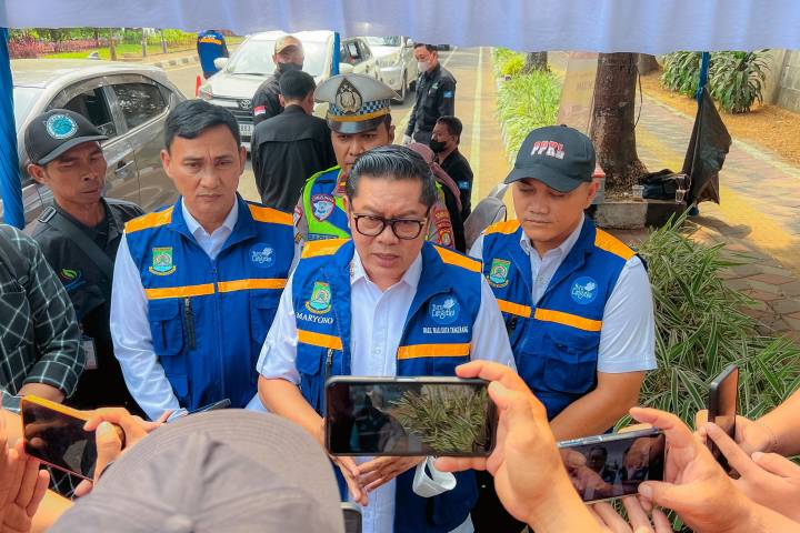 Wakil Walikota Maryono didampingi KadisYudi Pradana saat kegiatan uji emisi kendaraan.