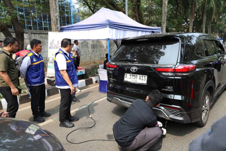 Wakil Walikota Maryono didampingi KadisYudi Pradana saat kegiatan uji emisi kendaraan.