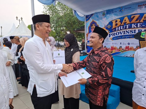Bazar HUT ke-26 Banten, Sekda Deden Serahkan NIB dan Sertifikat Halal untuk UMKM