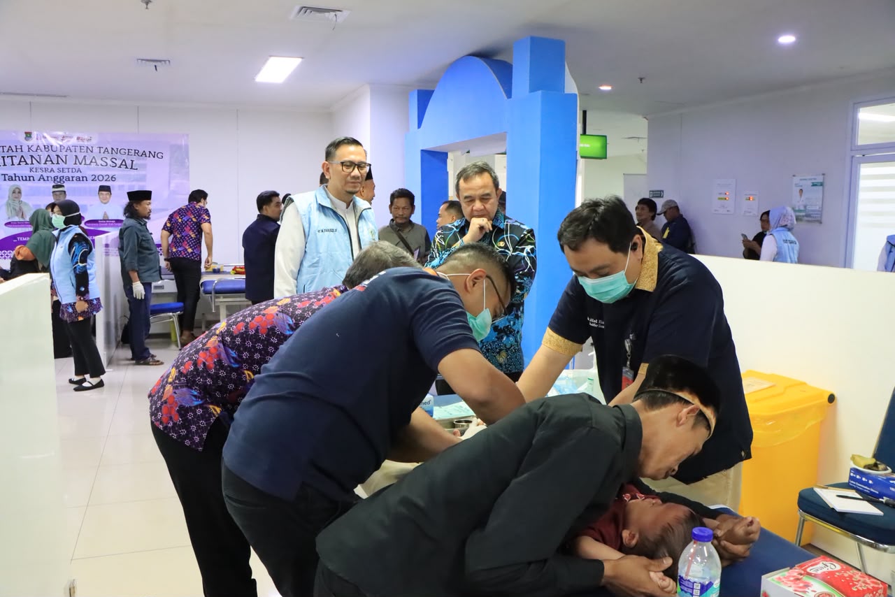 Sekda Soma saat melihat proses khitanan anak di RSUD Tigaraksa.