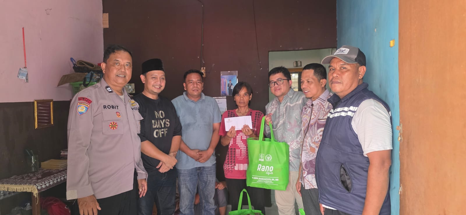 Relawan Moh Rano Alfath saat memberikan bantuan untuk Ibu Bedah.