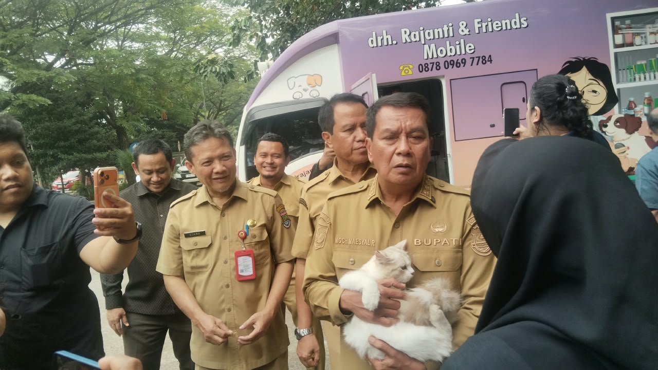 Bupati Maesyal didampingi Kadis Ujang saat kegiatan vaksinasi rabies gratis bagi hewan peliharaan.
