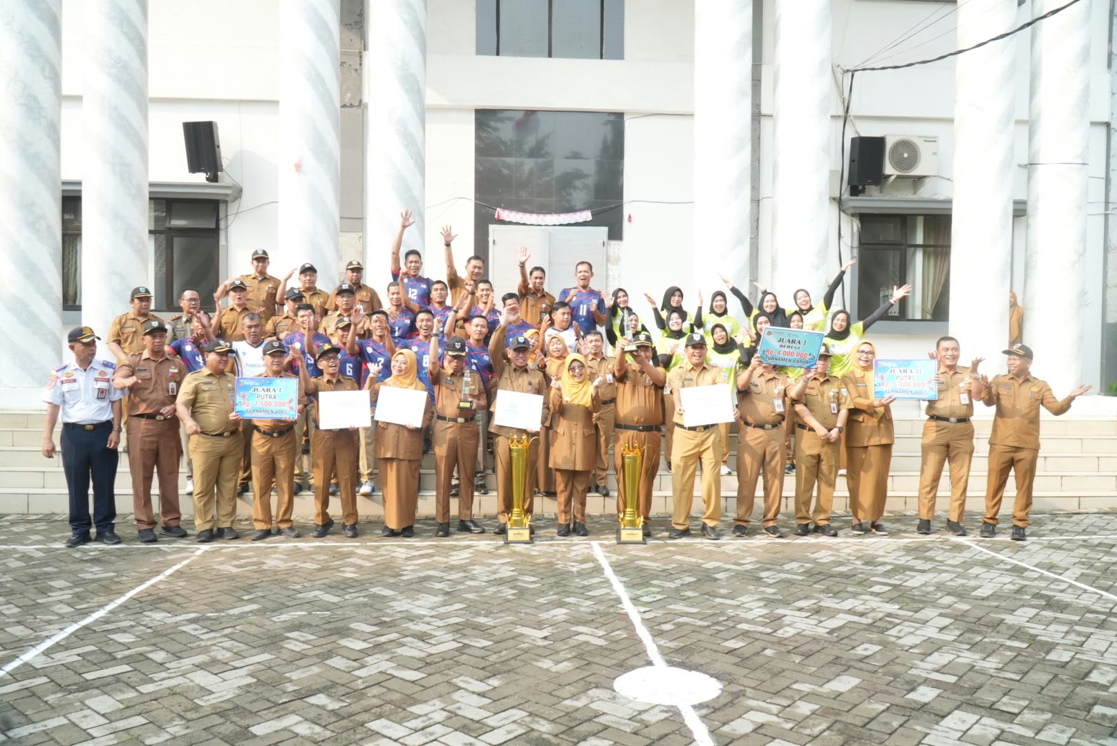 Bupati Dewi bersama jajarannya yang berprestasi.