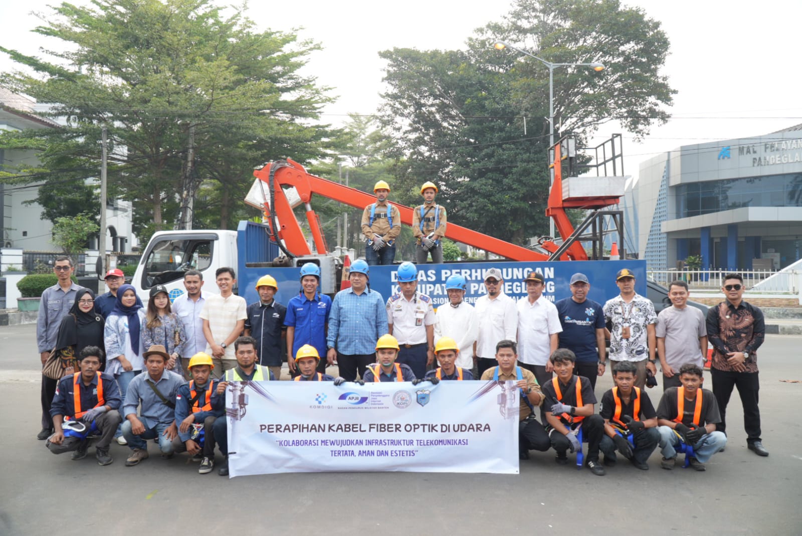 Penertiban Kabel Fiber Optik Semrawut di Jalan Protokol Pandeglang.