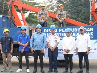 Diskomsantik Pandeglang Tertibkan Kabel Fiber Optik Semrawut di Jalan Protokol