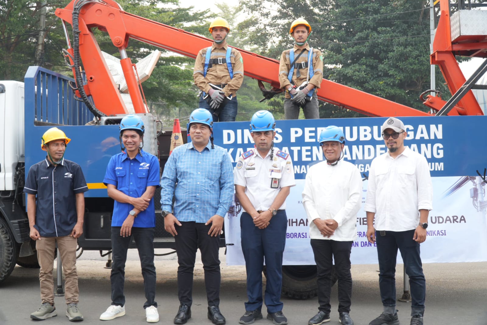 Penertiban Kabel Fiber Optik Semrawut di Jalan Protokol Pandeglang.