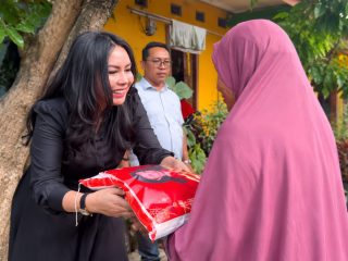 Kepedulian Sosial, Gita Swarantika Berbagi Beras untuk Ibu-ibu dan Lansia di Pagedangan