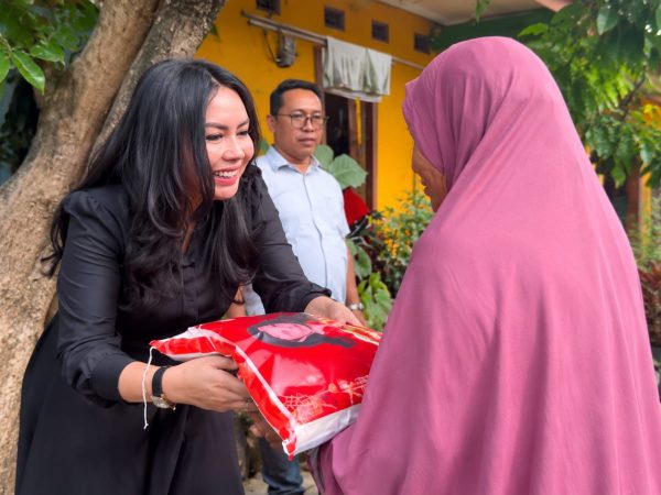 Kepedulian Sosial, Gita Swarantika Berbagi Beras untuk Ibu-ibu dan Lansia di Pagedangan