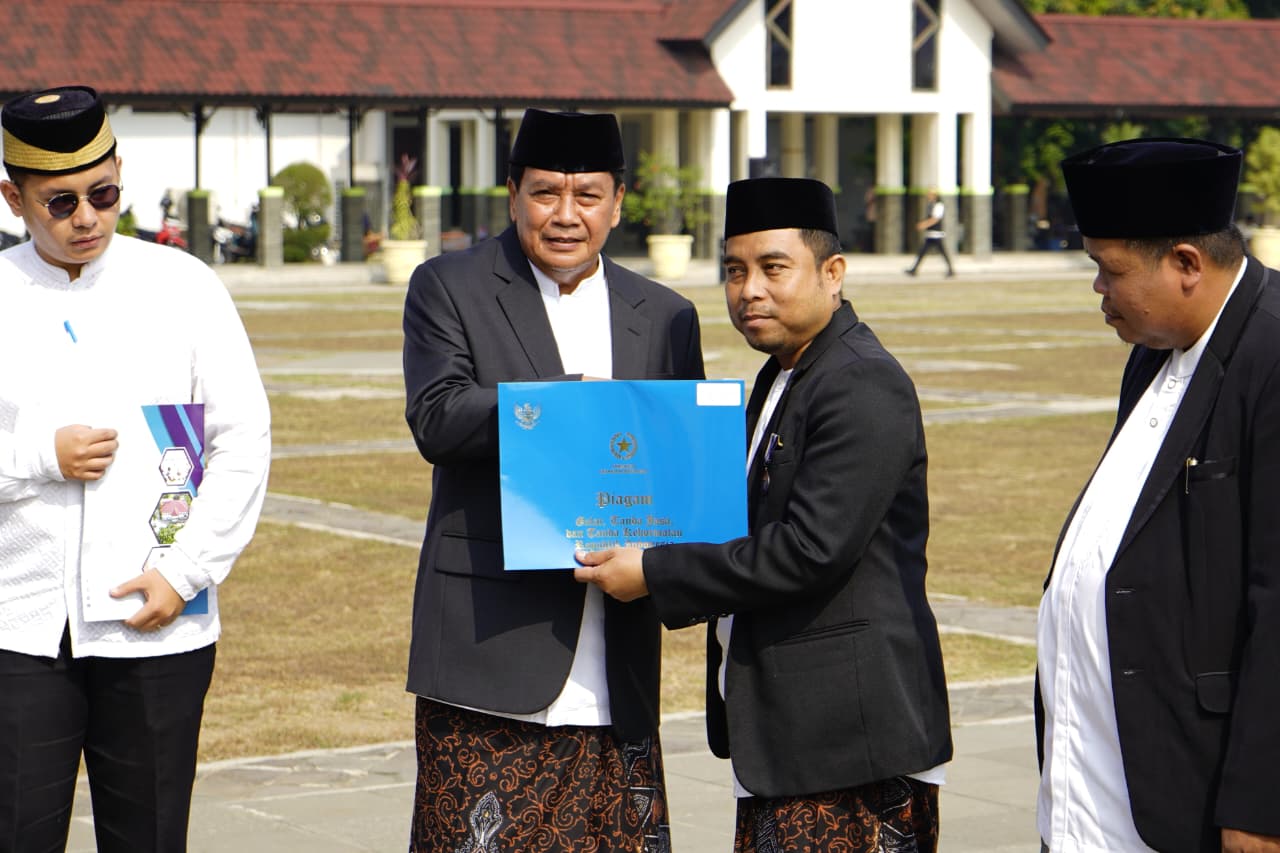 Bupati maesyal saat memberikan piagam hadiah di upacara peringatan Hari Santri.