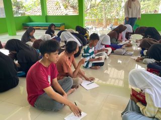 Mahasiswa UIN SMH Banten Hidupkan English Club di MTsN 2 Kota Serang