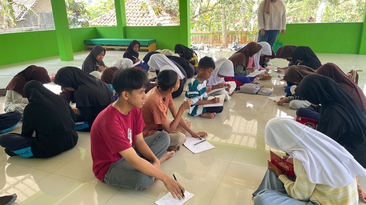 Mahasiswa UIN SMH Banten saat mengajar English Club siswa MTsN 2 Kota Serang.