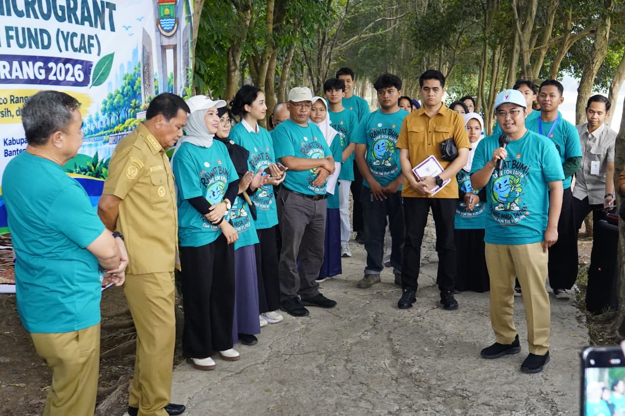 Bupati Maesyal, Sekda Soma, Kepala Bappeda Erwin bersama 12 Kelompok Pemuda Lolos Hibah YCAF.
