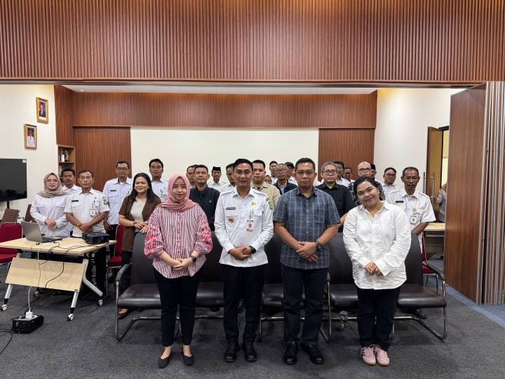 Suasana kegiatan memperkuat sinergi penegakan hukum lingkungan bagi para pelaku usaha sektor jasa, manufaktur, hingga perdagangan melalui Rapat Koordinasi dan Sosialisasi di Kantor DLH Kota Tangerang, Neglasari, Kota Tangerang, Kamis (15/10/26) (Sumber : DLH Kota Tangerang).